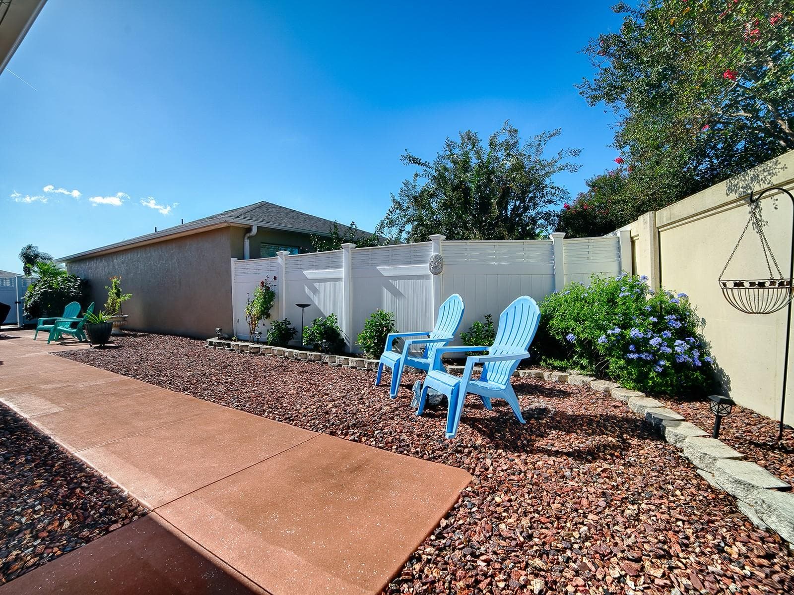 Your side courtyard with low yard maintenance - 484 AINTREE LN, THE VILLAGES