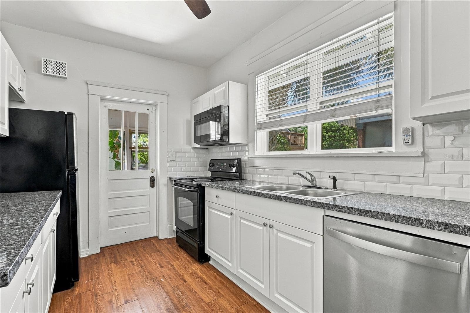 Single Family Residence at 146 13TH AVE NE, ST PETERSBURG, photo 9 of 41