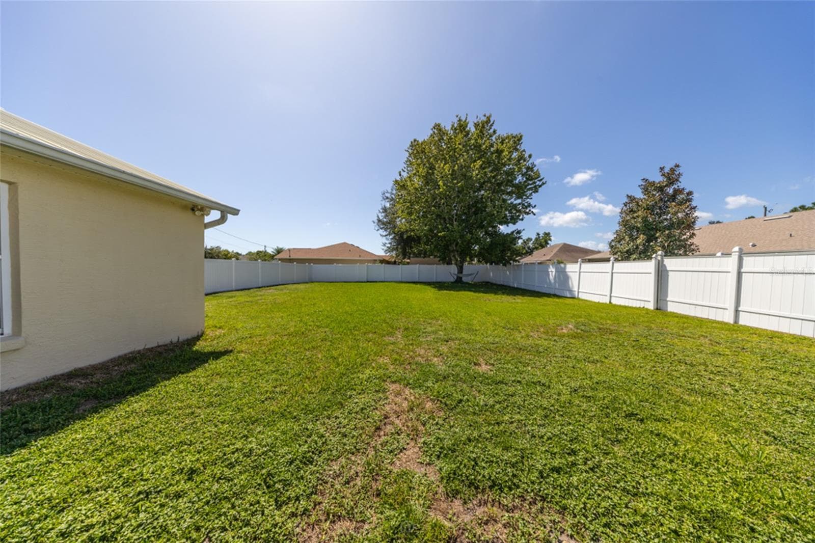 view from the pool area to the side yard - 11 LANCASTER LN, PALM COAST