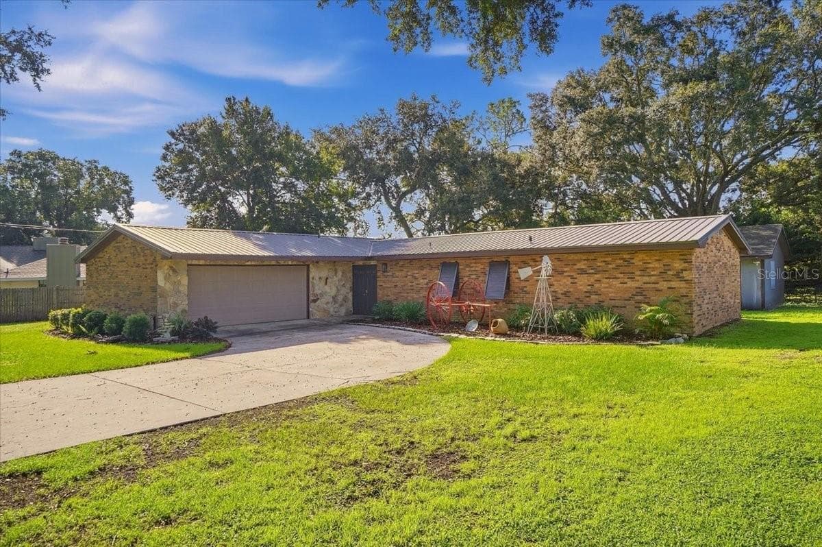 Single Family Residence at 611 E HIGHLAND DR, LAKELAND, photo 2 of 52