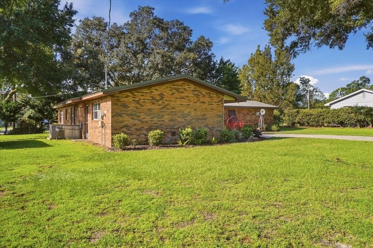 Single Family Residence at 611 E HIGHLAND DR, LAKELAND, photo 5 of 52