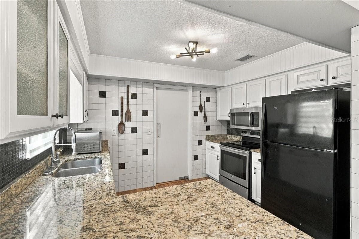 Single Family Residence at 611 E HIGHLAND DR, LAKELAND, photo 22 of 52