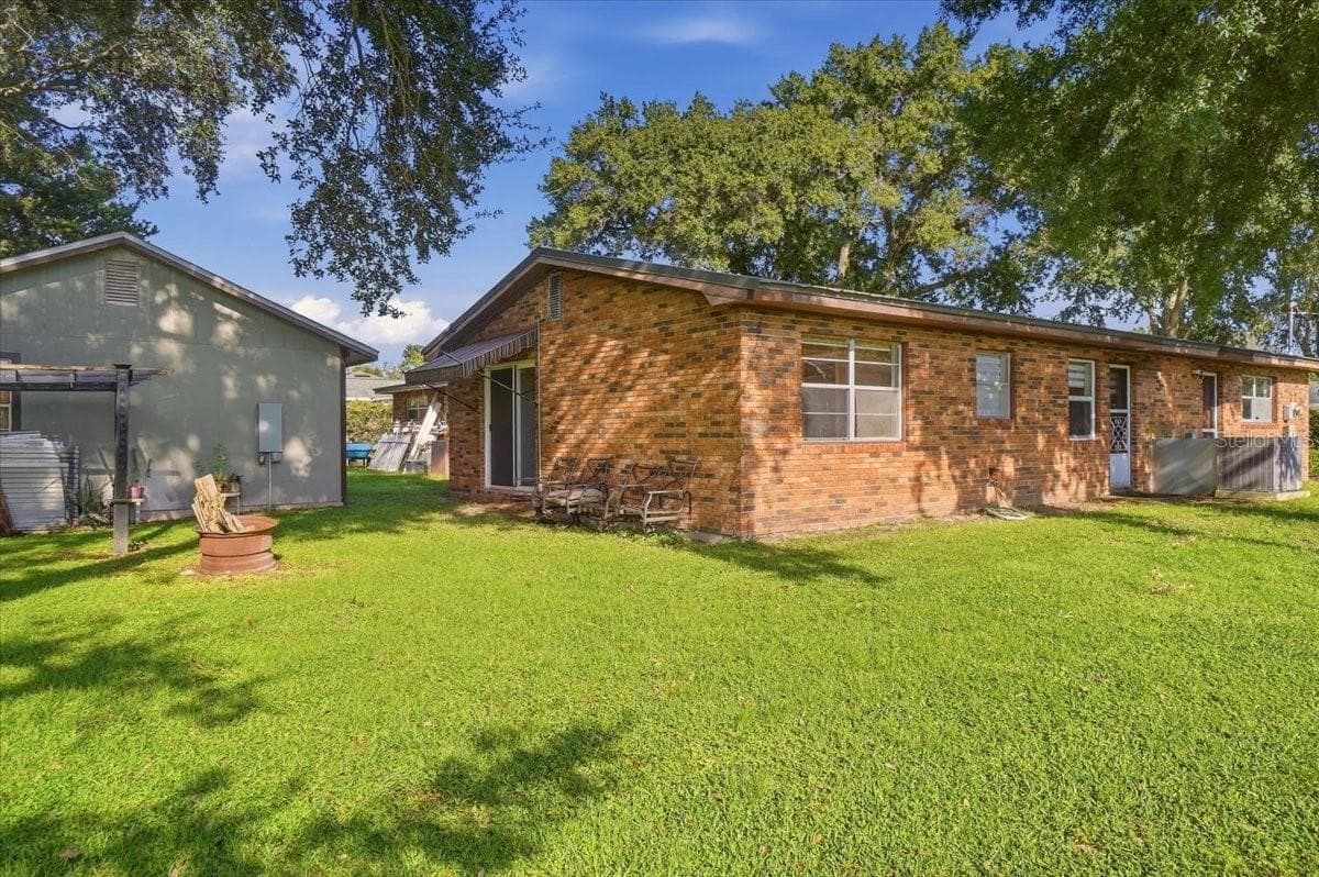 Single Family Residence at 611 E HIGHLAND DR, LAKELAND, photo 43 of 52