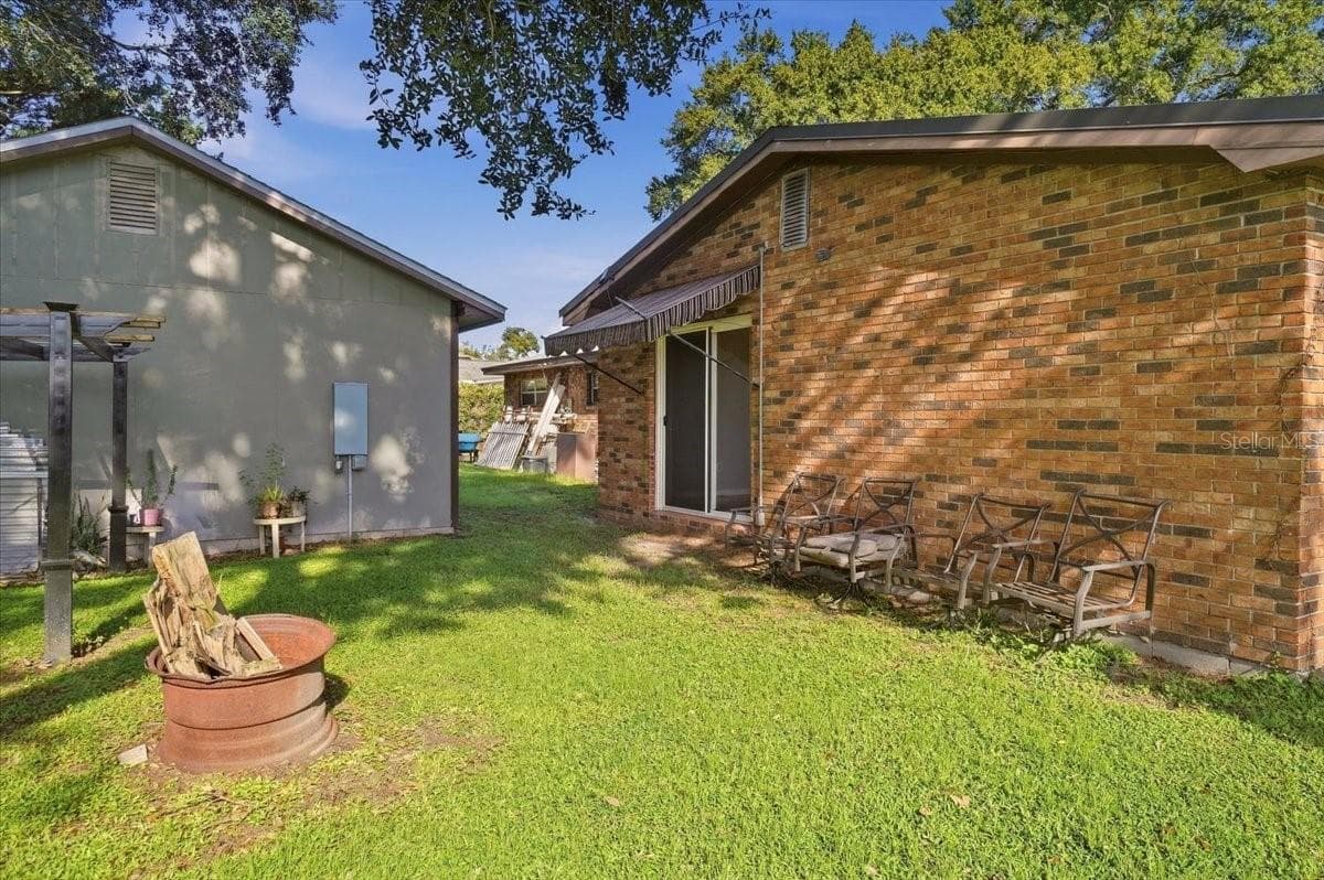Single Family Residence at 611 E HIGHLAND DR, LAKELAND, photo 44 of 52
