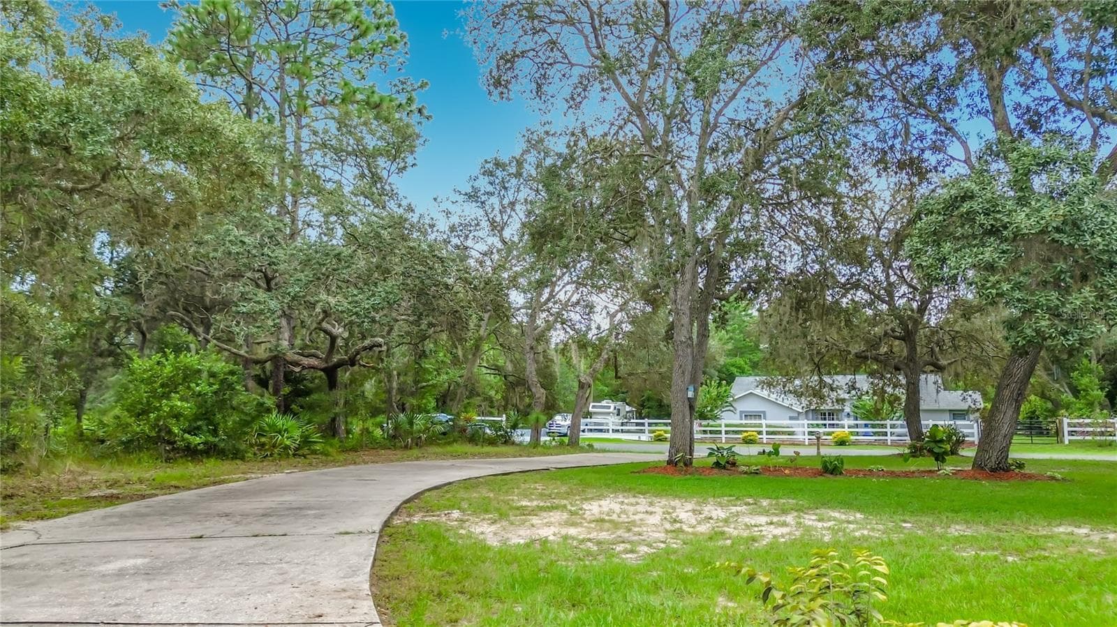 Driveway - 1821 W BEGONIA DR, BEVERLY HILLS