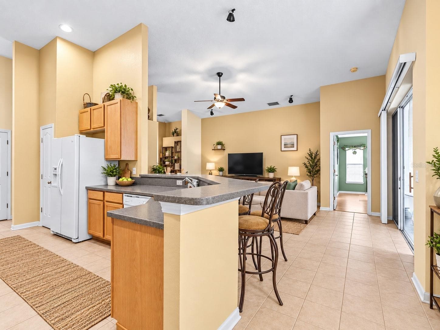 Open Concept Kitchen to Living Room & Breakfast Dinette w/ Virtual Staging - 7113 CROMWELL PARK LN, APOLLO BEACH