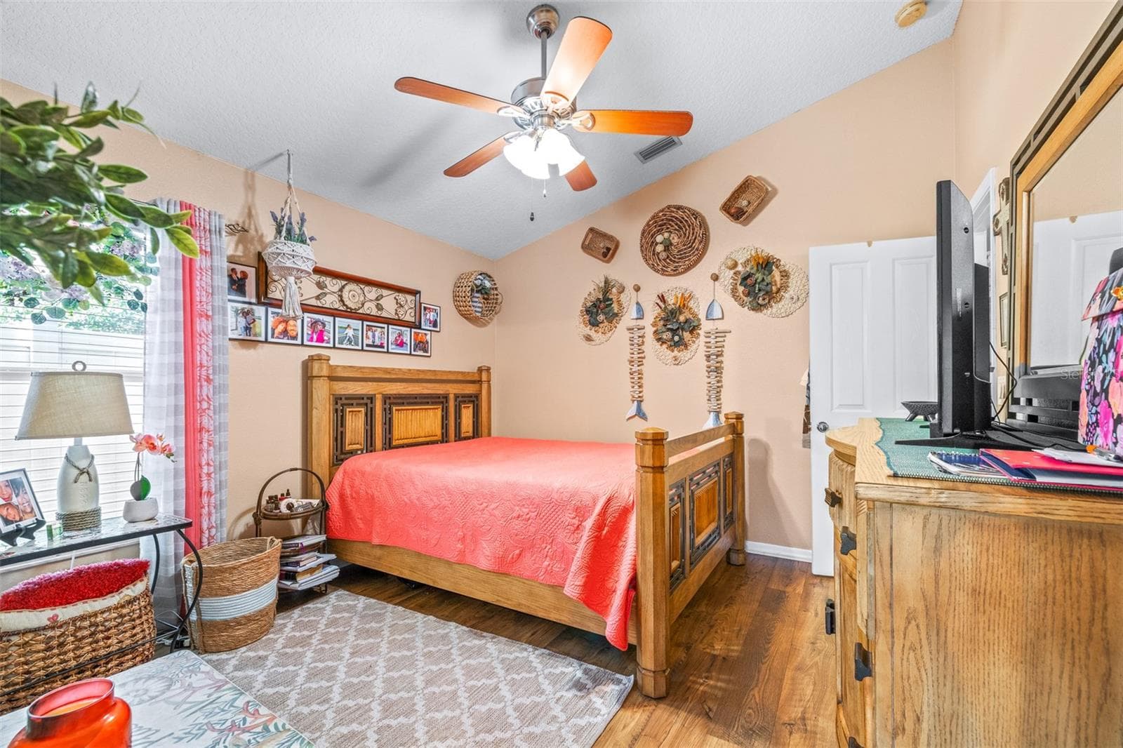 Spacious Bedroom w/ walk in closet - 7113 CROMWELL PARK LN, APOLLO BEACH