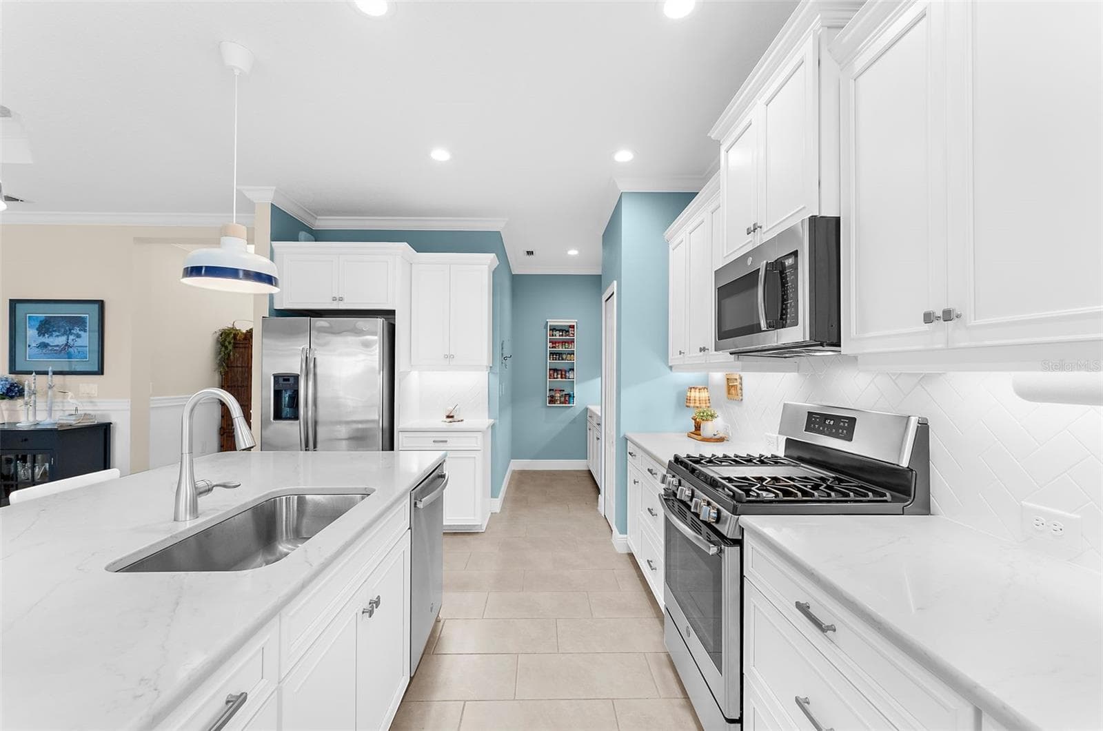 Single bowl sink - trash cabinet - 208 CAPRIANA CT, NOKOMIS