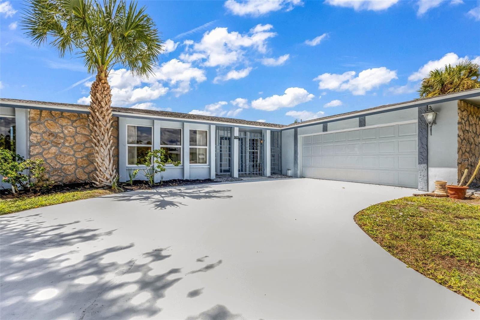 Expansive curved driveway. Pull up, park, and enter through the unique gated entrance to your private courtyard and double door entry. - 160 ANNAPOLIS LN, ROTONDA WEST