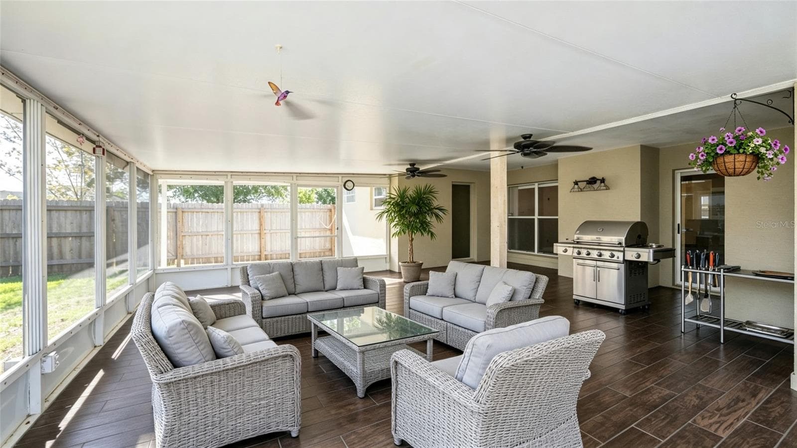 Back Porch Screen Enclosed Entertainment Space - 2632 SPRING GLEN LN, APOPKA