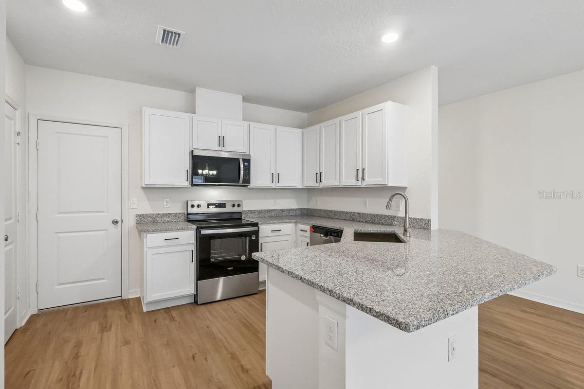 Townhouse at 403 SEQUOIA DR, LAKE WALES, photo 5 of 17