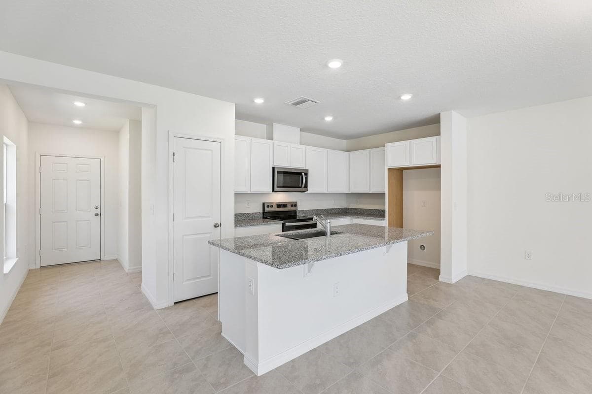 Townhouse at 520 PINE RIDGE CT, LAKE WALES, photo 2 of 21