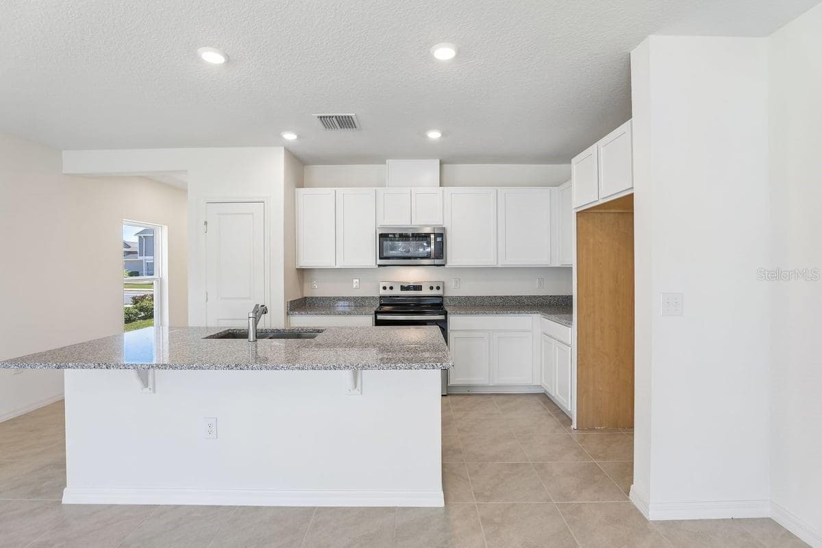 Townhouse at 520 PINE RIDGE CT, LAKE WALES, photo 3 of 21