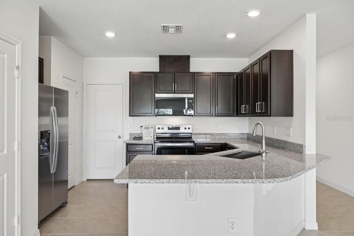 Townhouse at 394 SEQUOIA DR, LAKE WALES, photo 3 of 21