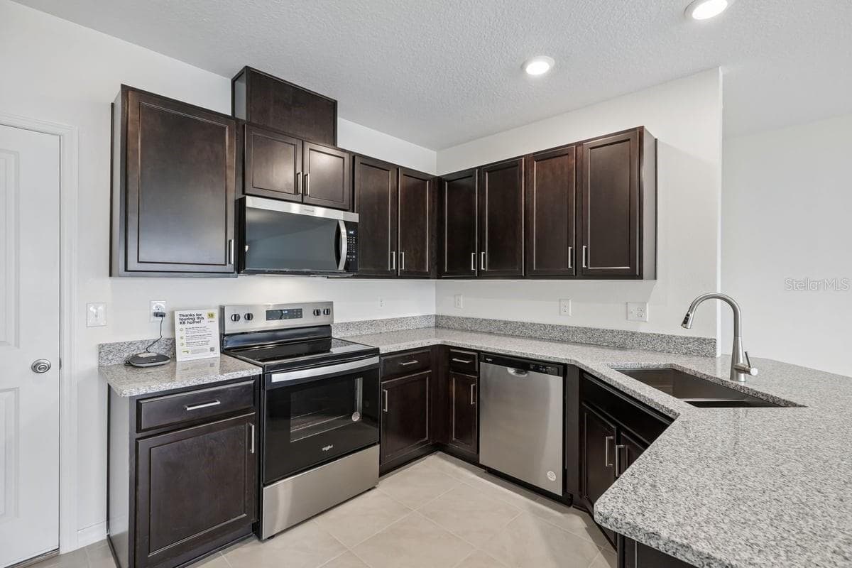 Townhouse at 394 SEQUOIA DR, LAKE WALES, photo 4 of 21