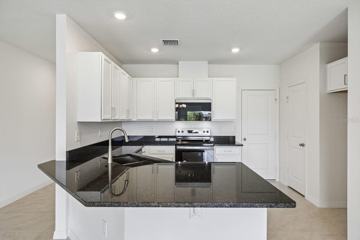 Townhouse at 382 SEQUOIA DR, LAKE WALES, photo 5 of 18