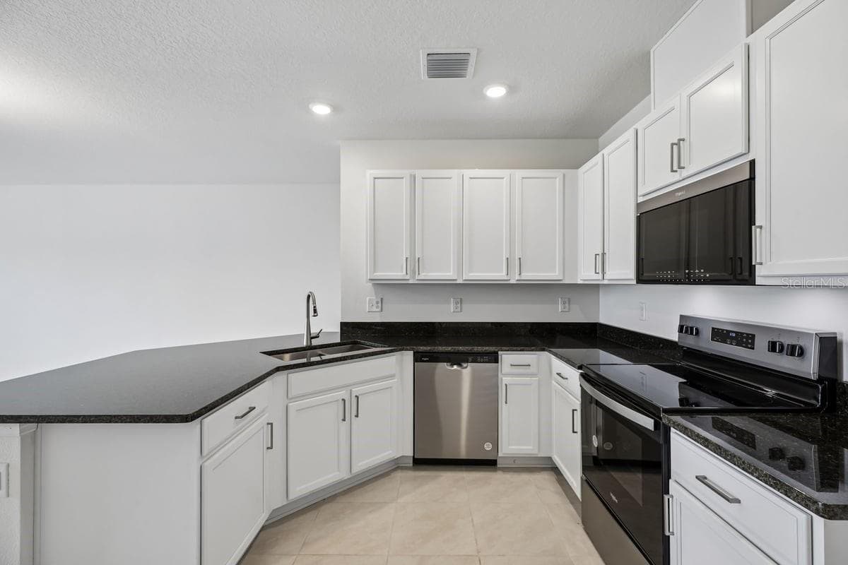 Townhouse at 382 SEQUOIA DR, LAKE WALES, photo 6 of 18