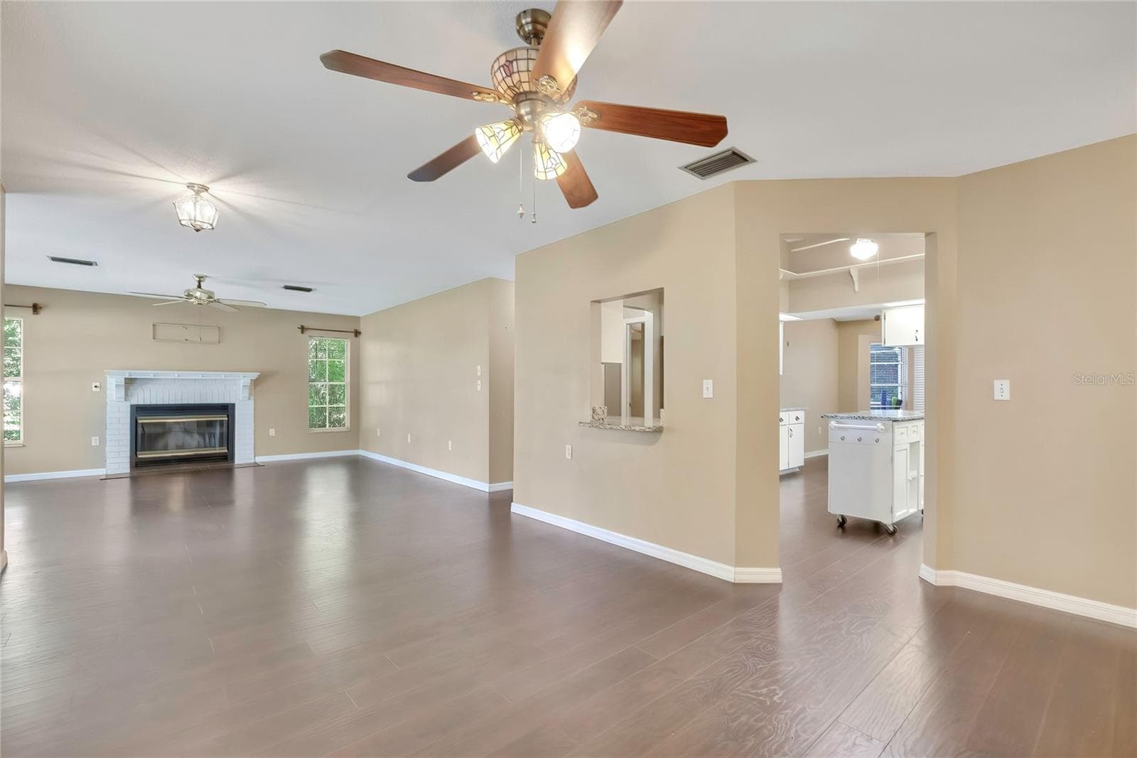 Living area with convenient kitchen pass-through - 1097 FLORIAN WAY, SPRING HILL