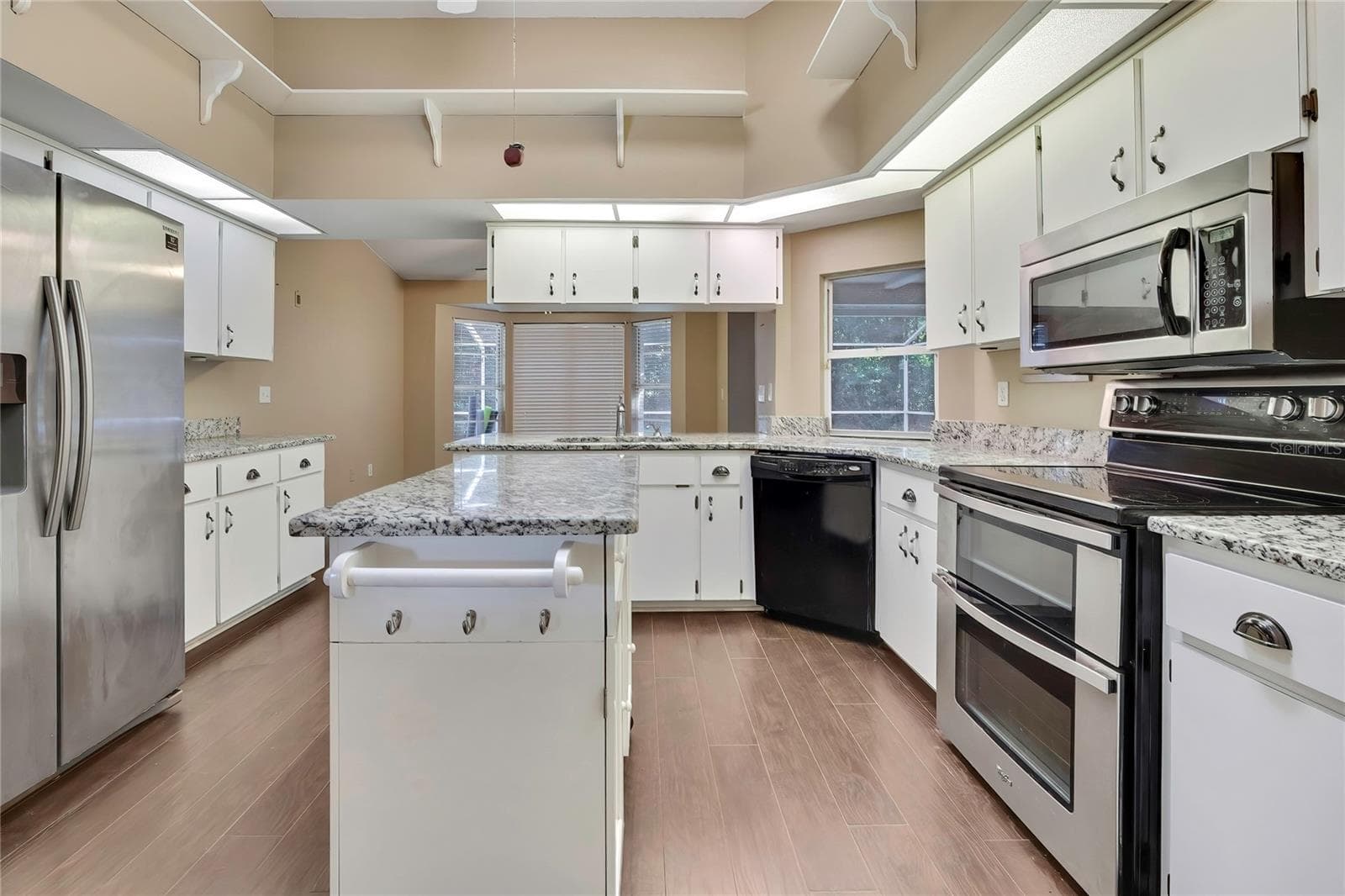 Spacious kitchen with center island and stainless-steel appliances - 1097 FLORIAN WAY, SPRING HILL