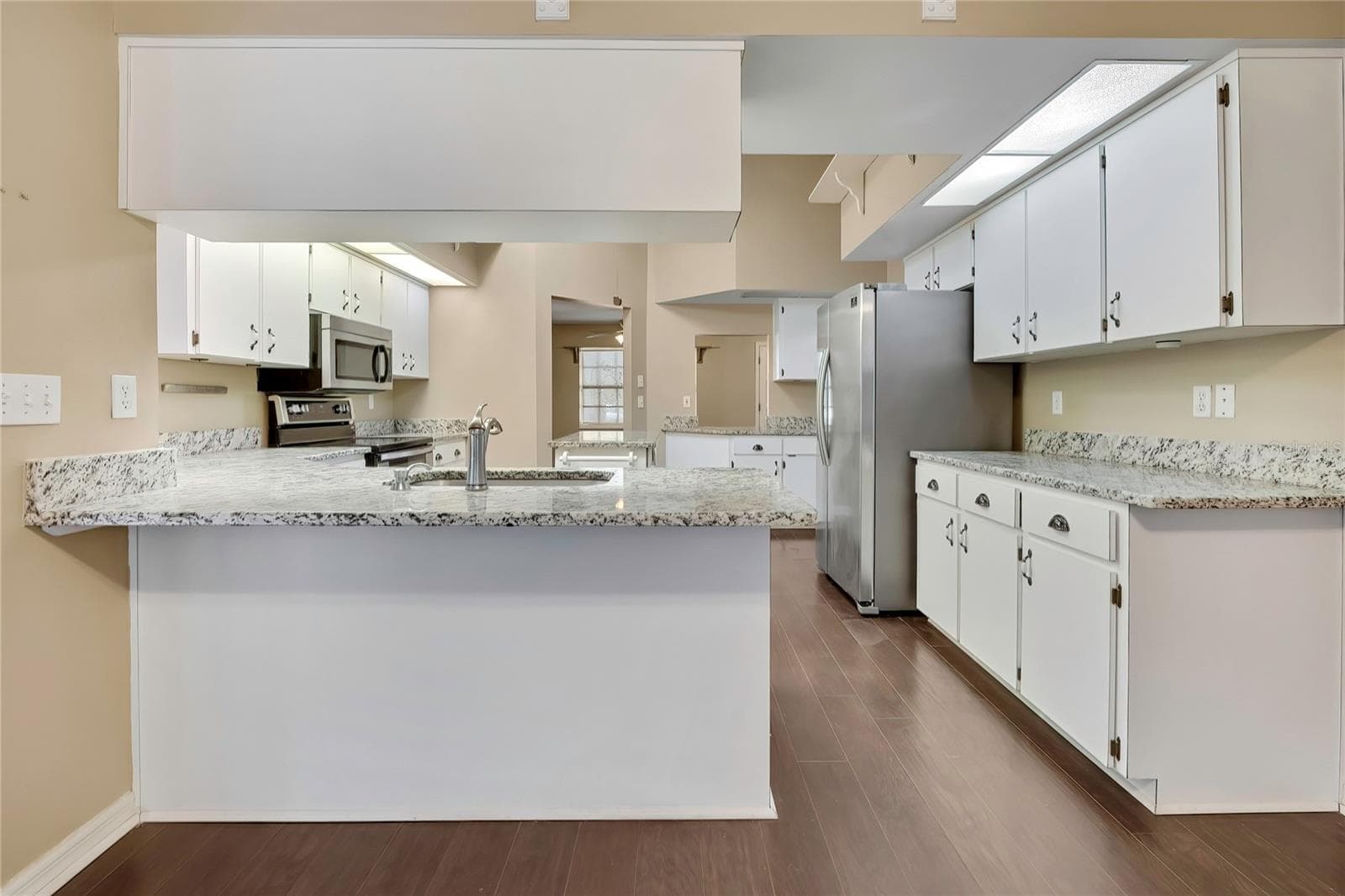 Kitchen pass-through and breakfast bar - 1097 FLORIAN WAY, SPRING HILL