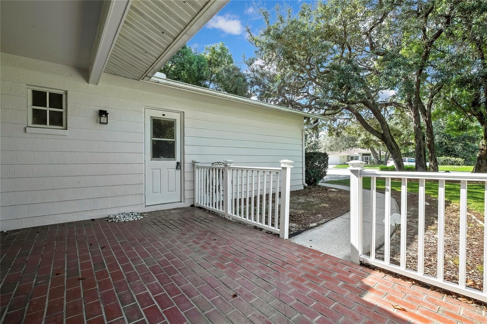 Shaded backyard bordered by mature vegetation - 1097 FLORIAN WAY, SPRING HILL