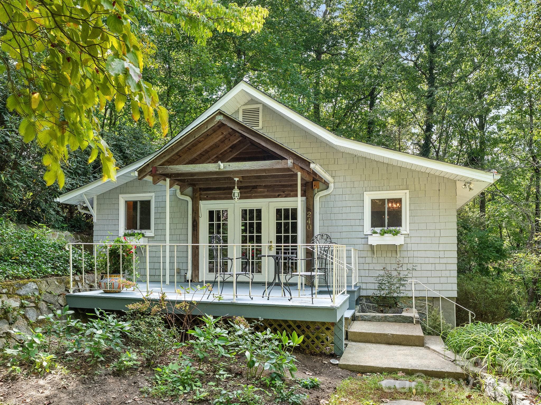 Single Family Residence at 240 Seneca Boulevard, Hendersonville, photo 2 of 33