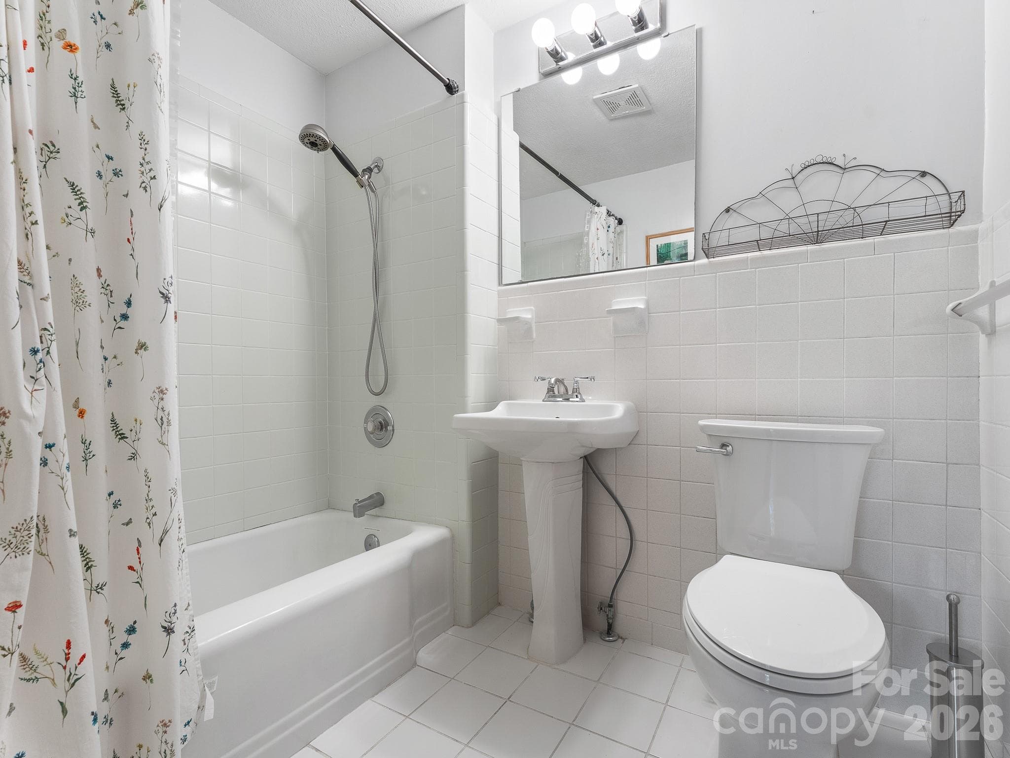 Full bath - 240 Seneca Boulevard, Hendersonville