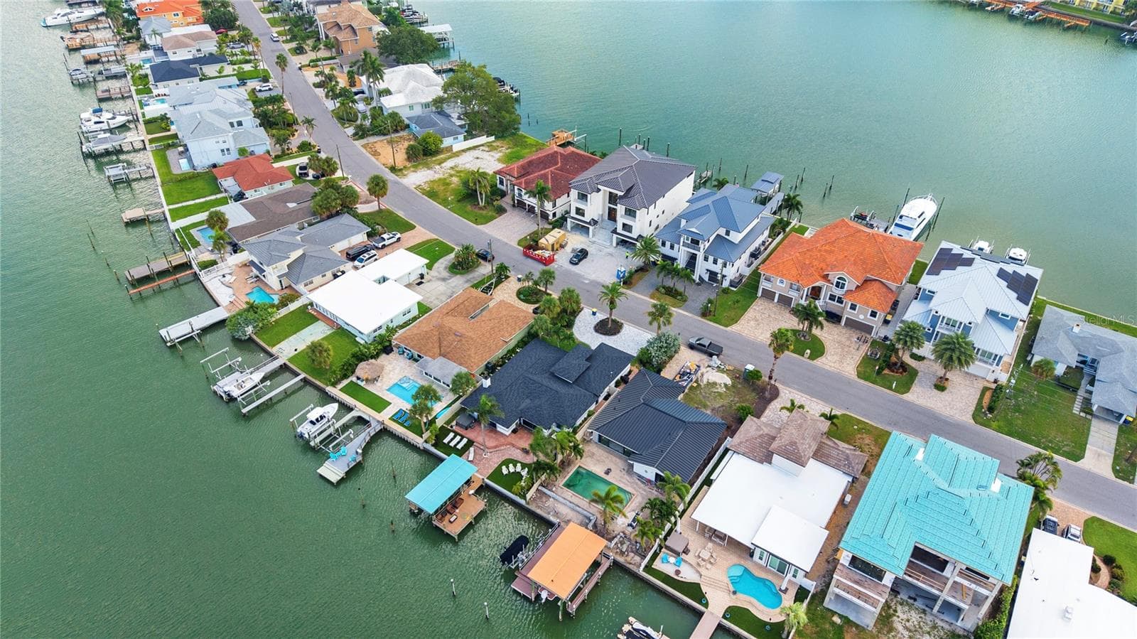 Single Family Residence at 166 BAYSIDE DR, CLEARWATER BEACH, photo 38 of 44