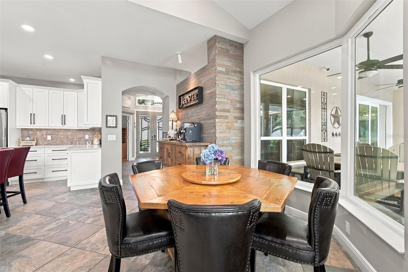 Breakfast Nook - 5105 SYLVAN OAKS DR, VALRICO