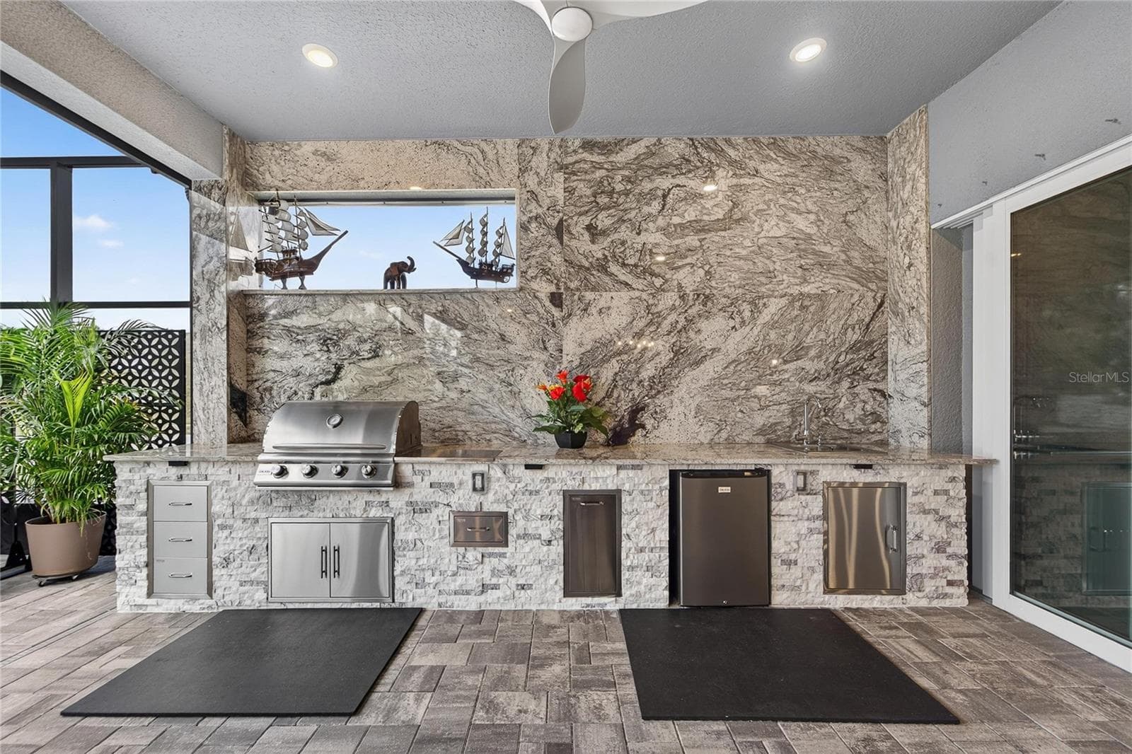 Outdoor kitchen in lanai - 18752 HORIZON VIEW PT, LAND O LAKES