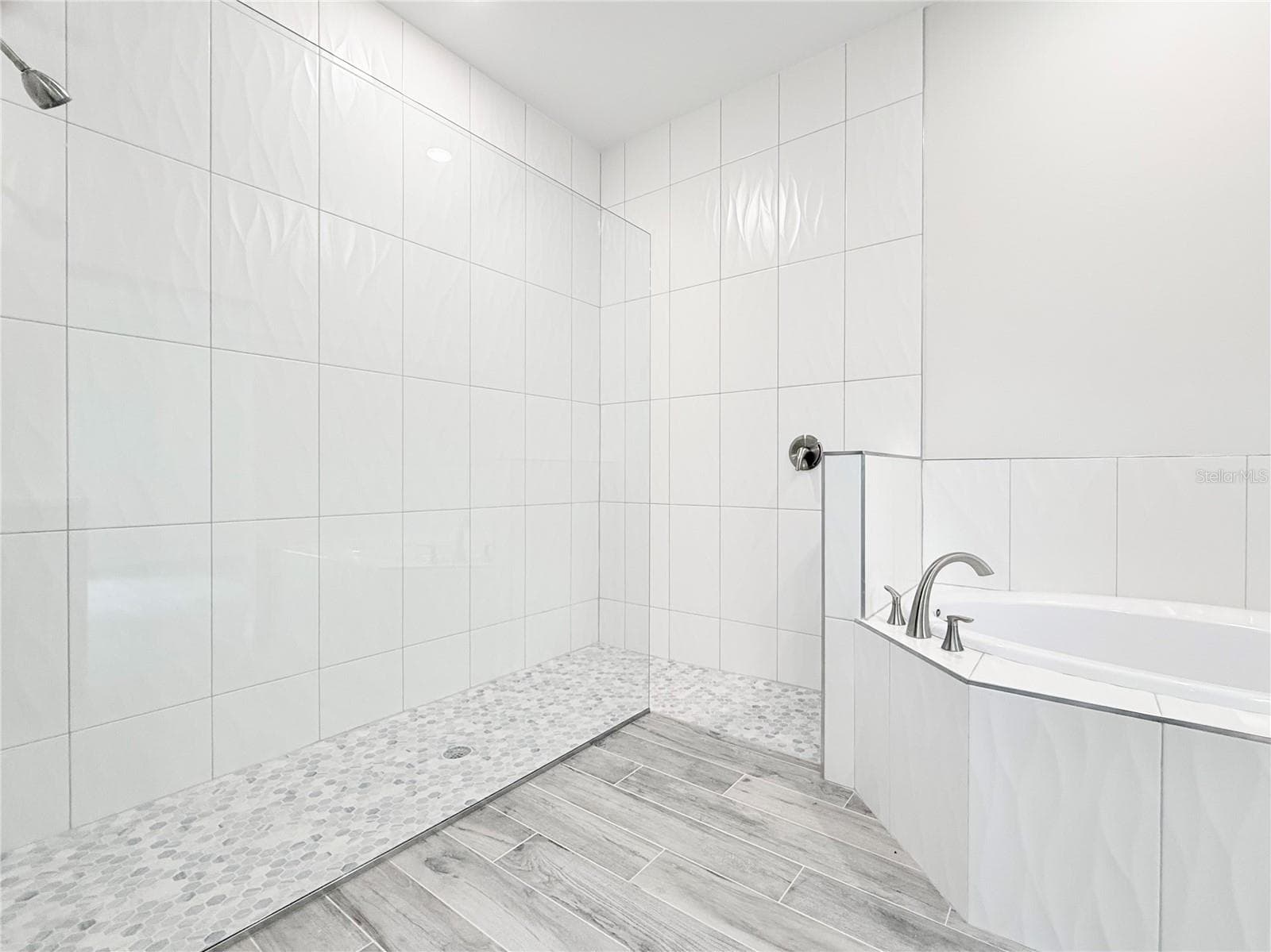 Primary Bathroom - 30280 W BLUEBELL AVE, EUSTIS