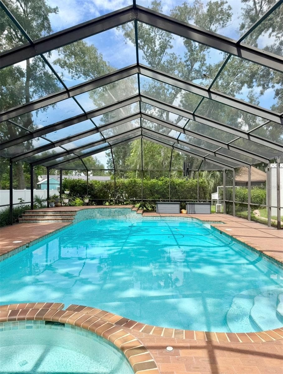 Beautiful 40x20 resort-style Pool and Spa!  The enormous screened-in lanai is perfect for large gatherings. - 4603 DOGWOOD HILLS CT, BRANDON