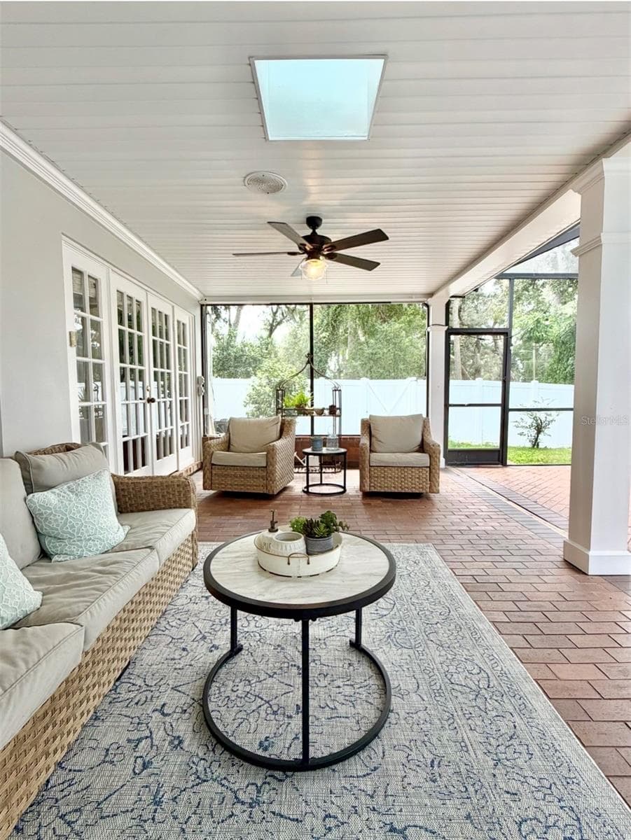 Large undercover lanai area overlooking the pool and jacuzzi. - 4603 DOGWOOD HILLS CT, BRANDON