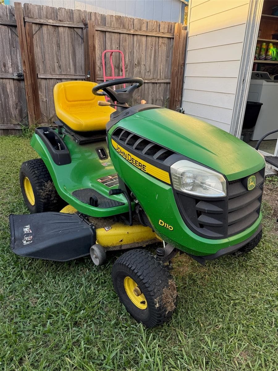 HOME COMES WITH JOHN DEERE D10 LAWN MOWER & YARD CART - 11110 SE 66TH TER, BELLEVIEW