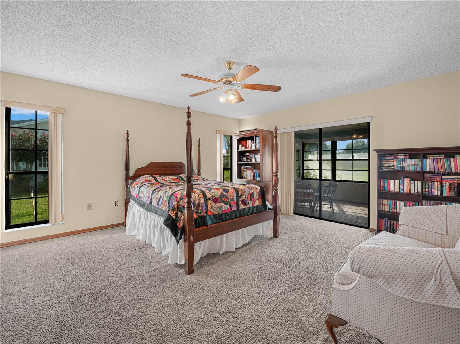 Main bedroom with sliding glass door to lanai. - 5657 BLOOMFIELD BLVD, LAKELAND
