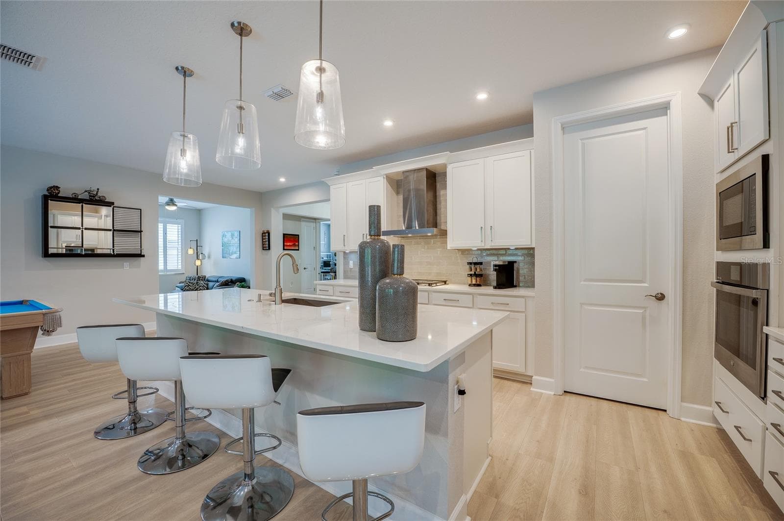 Island with breakfast bar - 1254 VENICE CT, DELAND