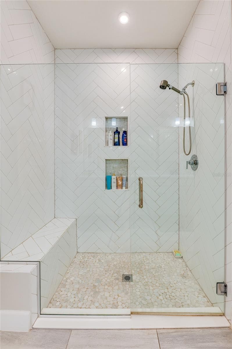 Large walk in shower - 1254 VENICE CT, DELAND