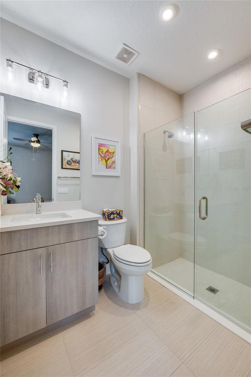 With en suite bath - 1254 VENICE CT, DELAND