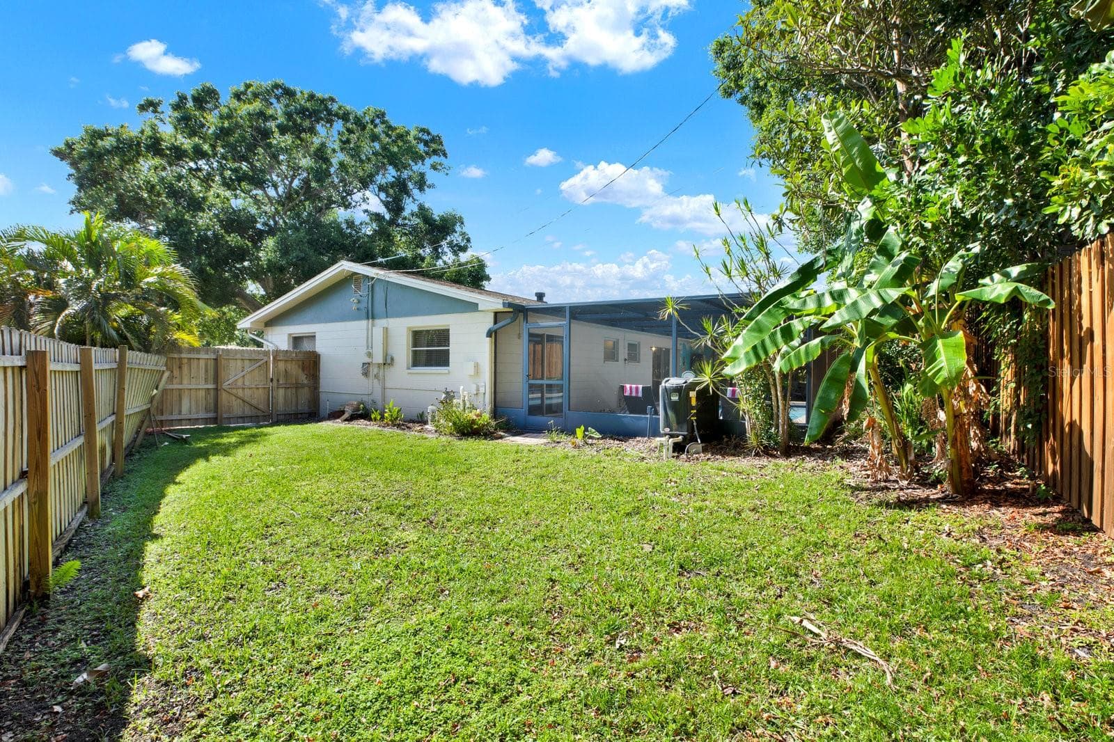 Spacious backyard! - 8253 137TH LN, SEMINOLE