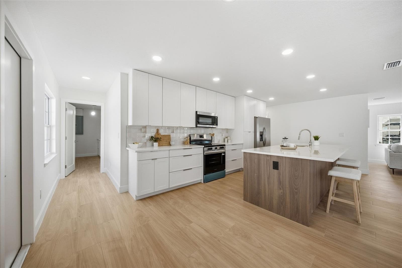 Single Family Residence at 615 E DAVIS BLVD, TAMPA, photo 10 of 89