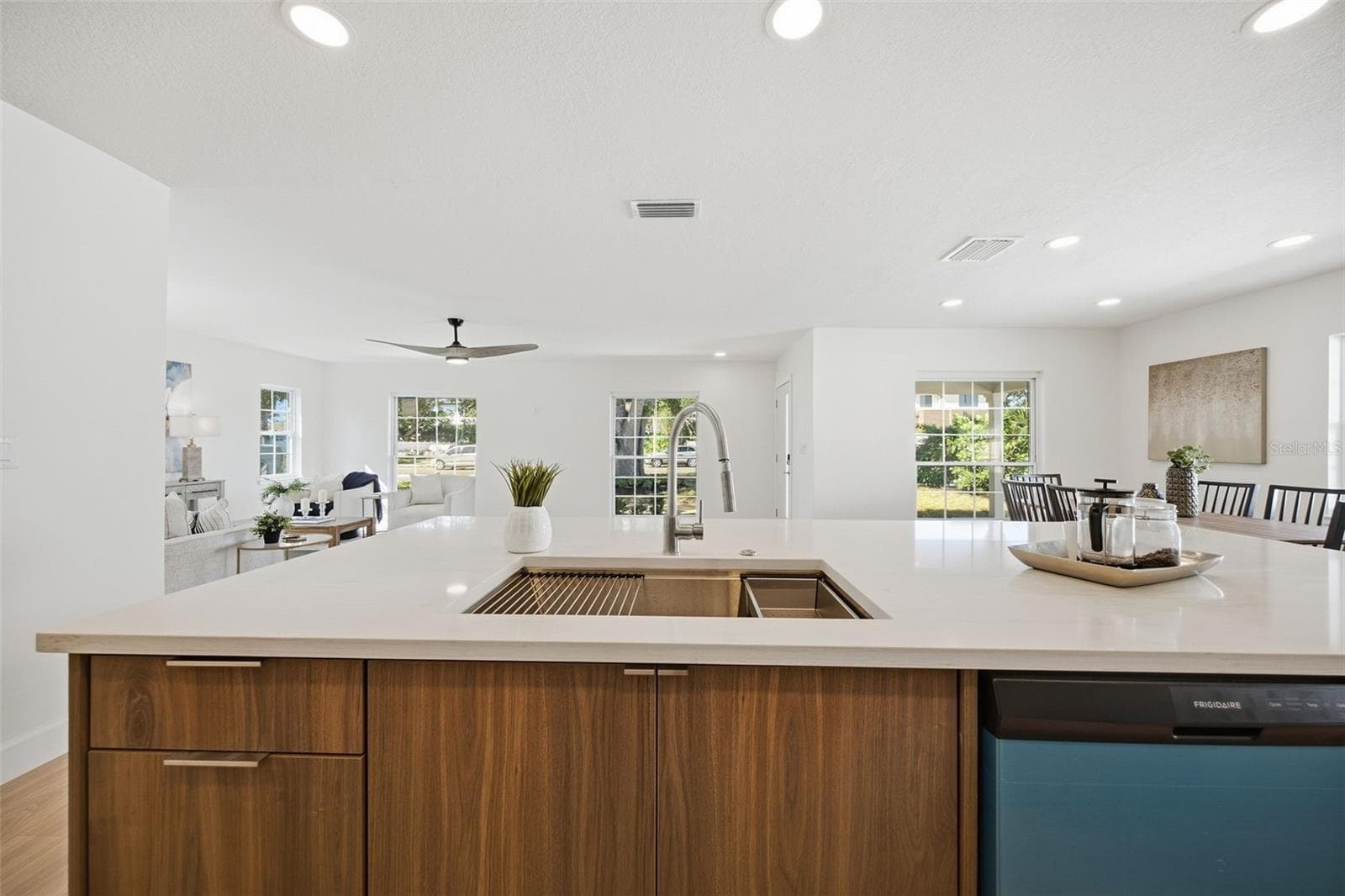 Single Family Residence at 615 E DAVIS BLVD, TAMPA, photo 11 of 89