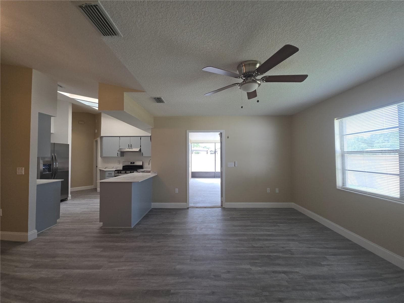GreatRm Opens to Patio - 8211 MATTHEW DR, NEW PORT RICHEY