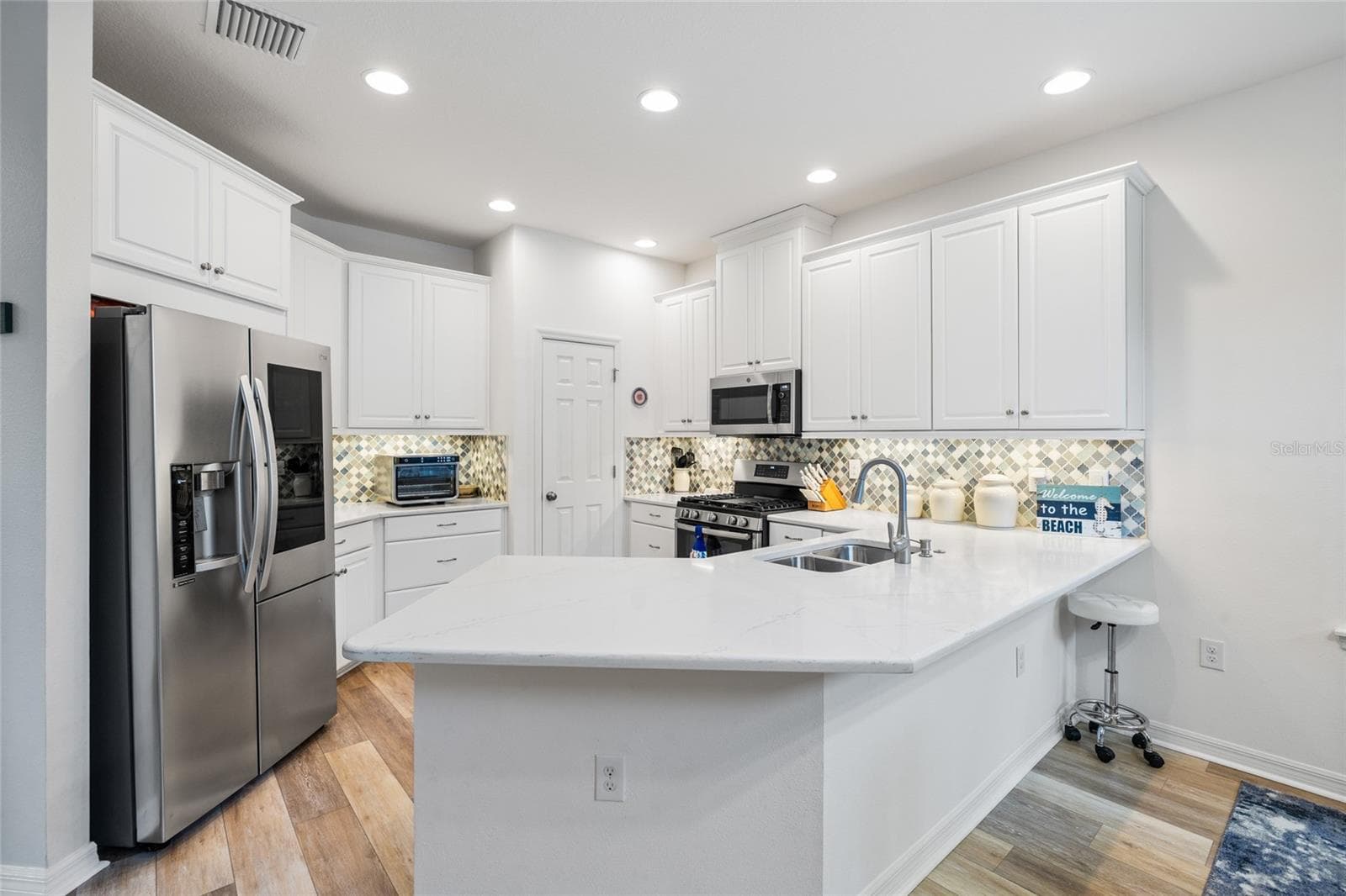 Beautiful chef's kitchen with quartz countetops, real wood cabinets and spacious pantry - 8519 ARABELLA LN, SEMINOLE