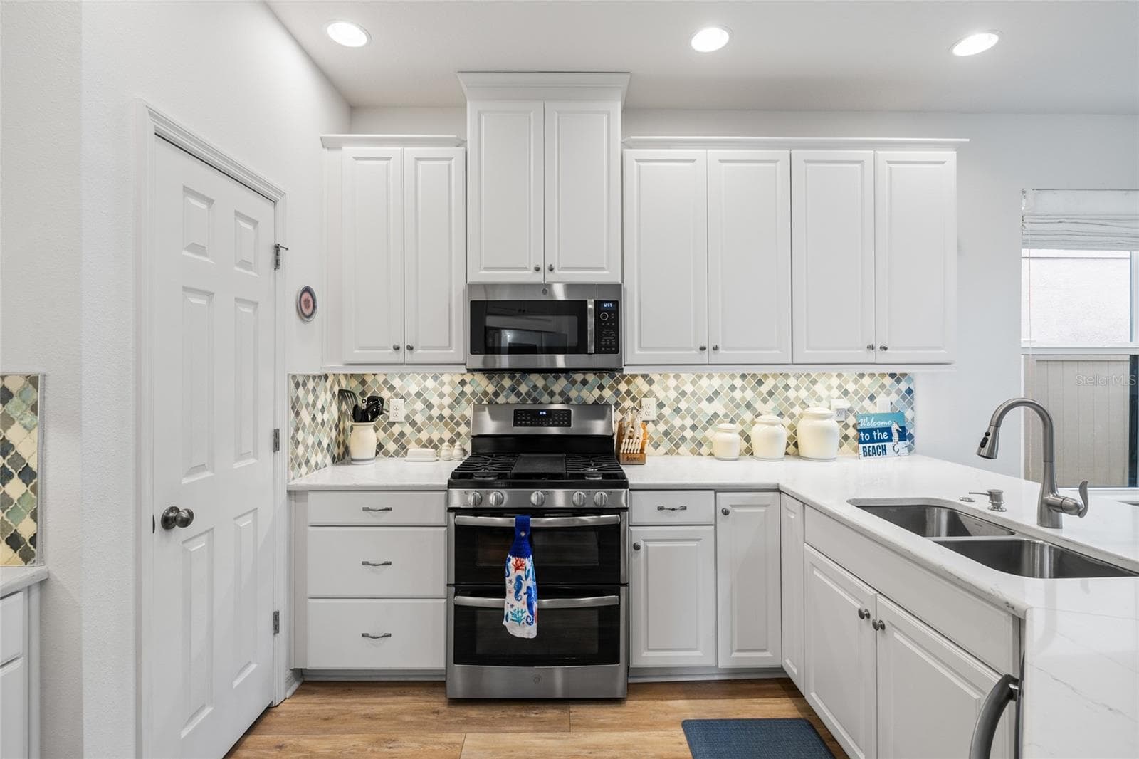 Kitchen with gas cooktop, spacious pantry. - 8519 ARABELLA LN, SEMINOLE
