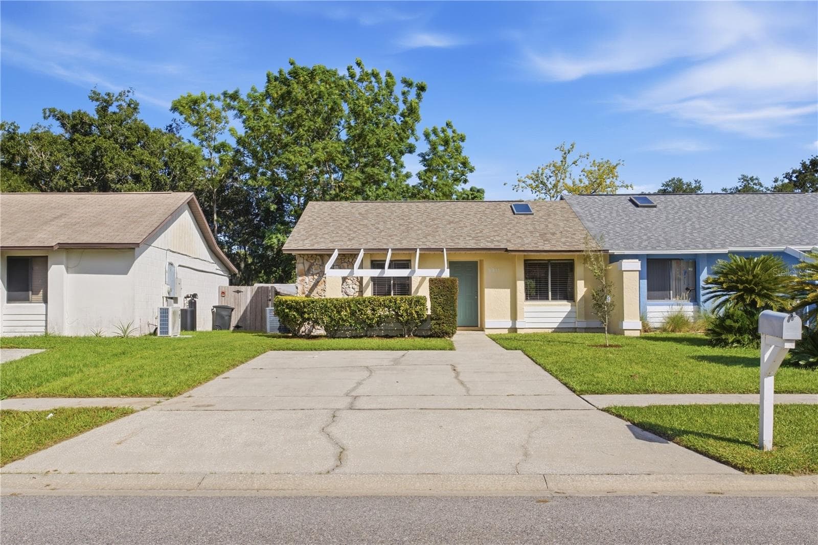 Double driveway, sidewalk, treed community - 9911 LANCEWOOD ST, ORLANDO