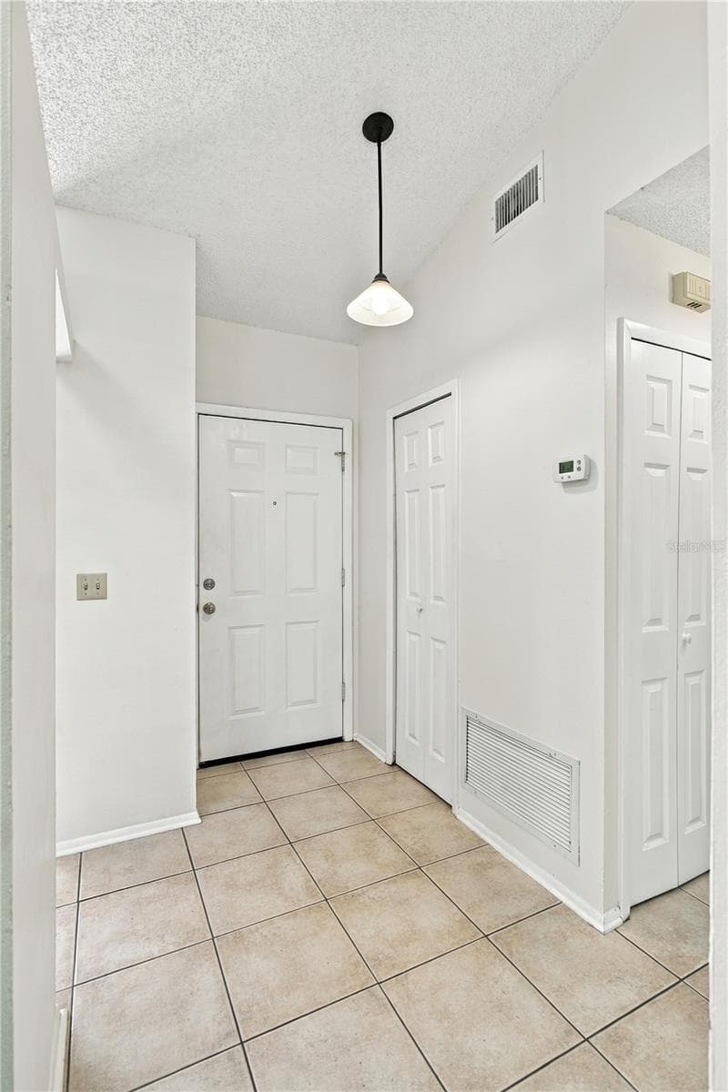 Front entrance/foyer - 9911 LANCEWOOD ST, ORLANDO