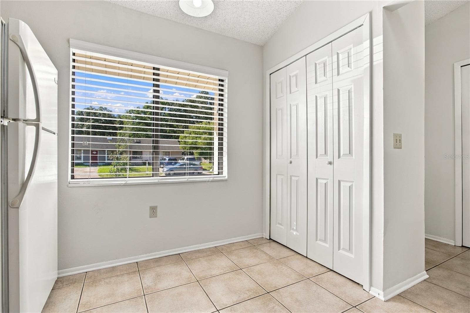 Kitchen, large window, large pantry - 9911 LANCEWOOD ST, ORLANDO