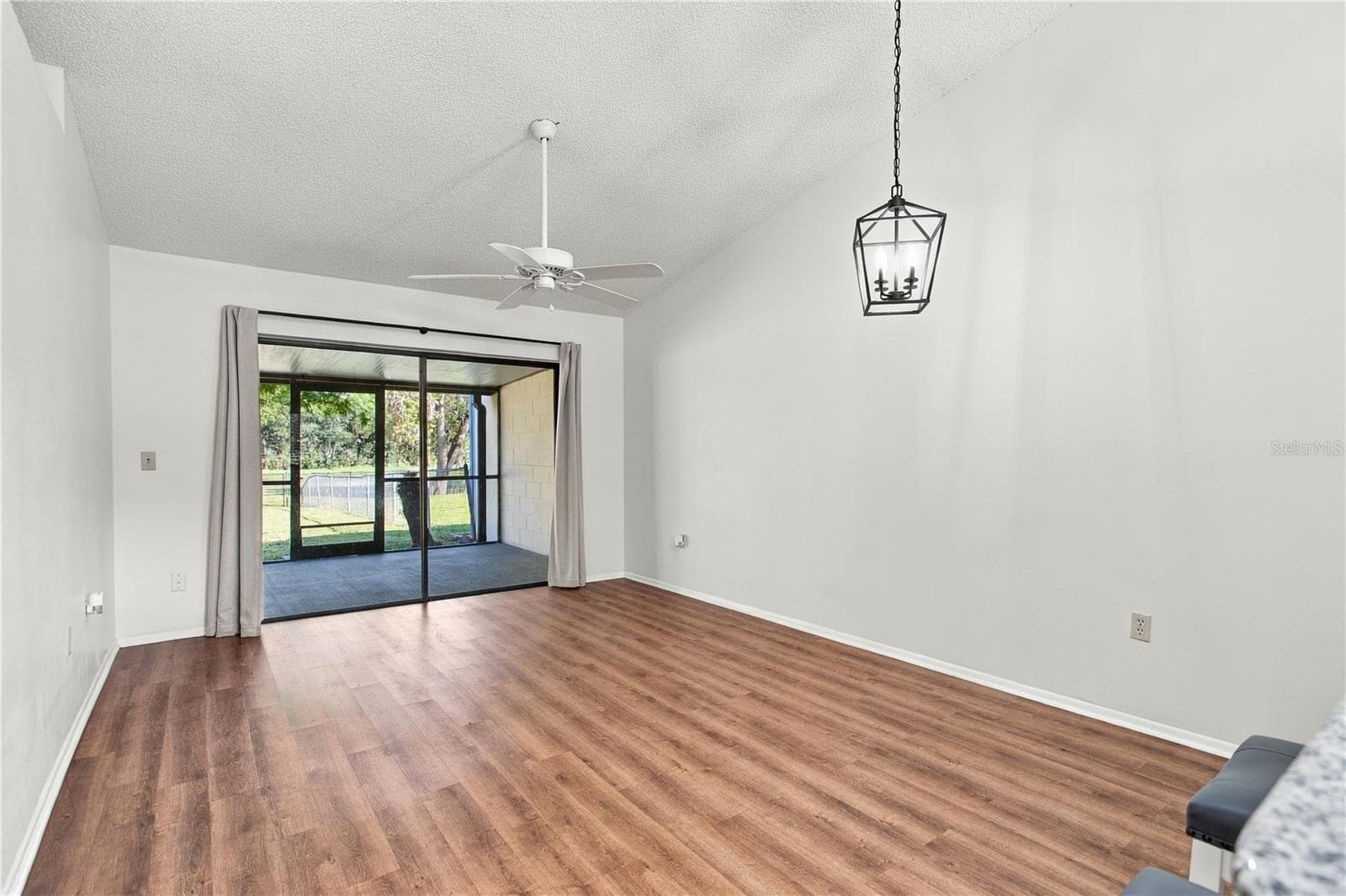 Great Room with laminate flooring - 9911 LANCEWOOD ST, ORLANDO