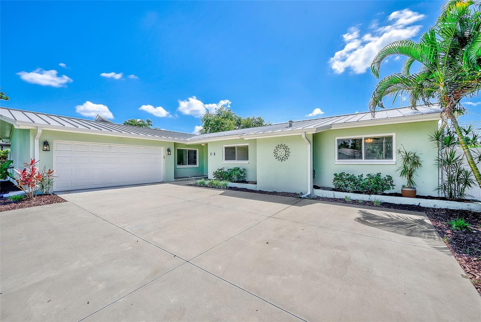 809 JACARANDA DR