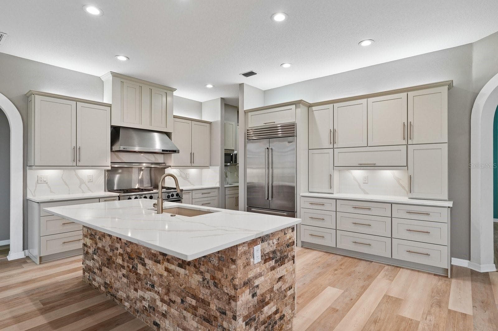 Kitchen Island with Seating - 1003 KINGS WAY LN, TARPON SPRINGS